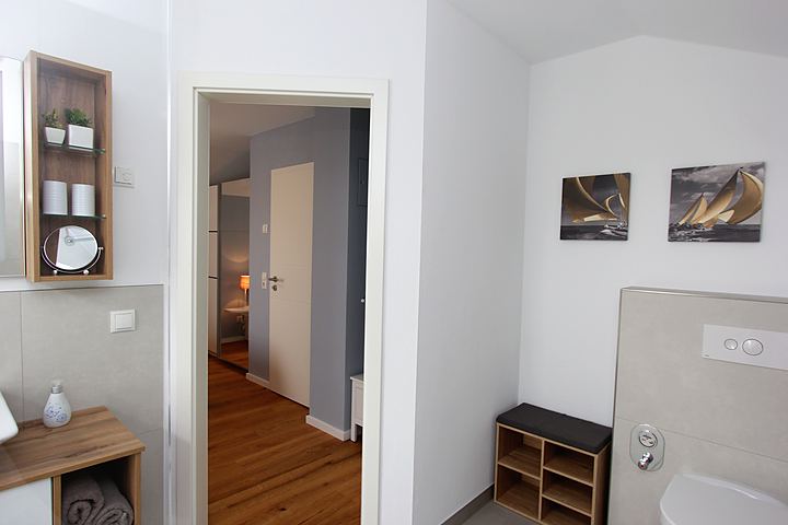 Shower room with shelf and view into the hallway