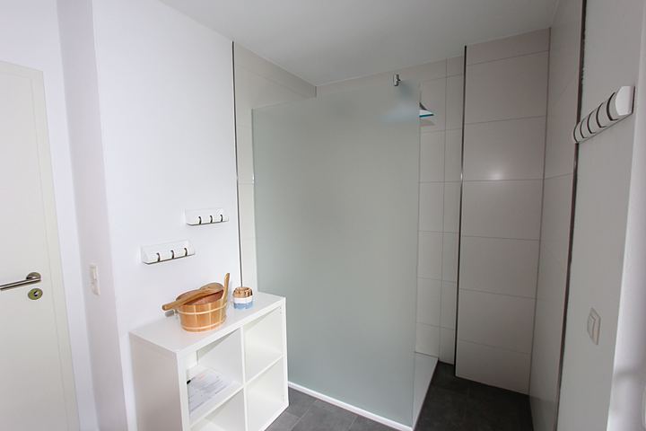 Relaxation area and shower in the sauna building